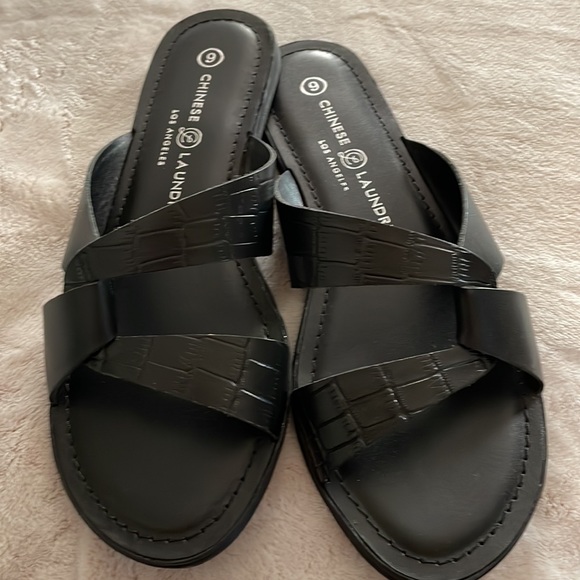 NWOT Chinese Laundry slides - Picture 2 of 3